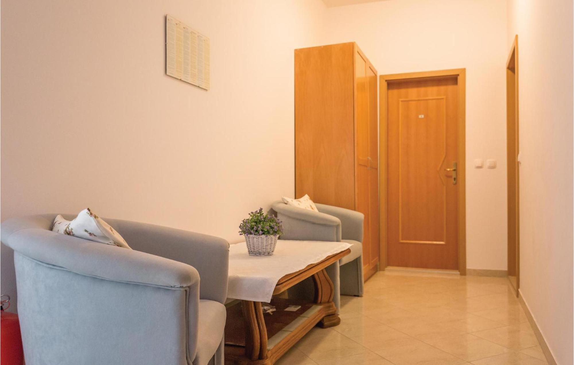 1 Bedroom Stunning Apartment In Makarska Exterior foto