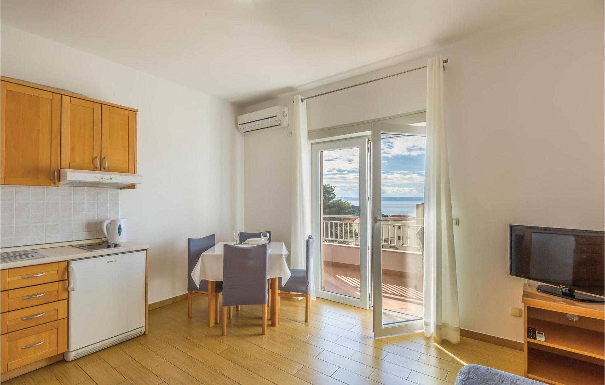 1 Bedroom Stunning Apartment In Makarska Exterior foto